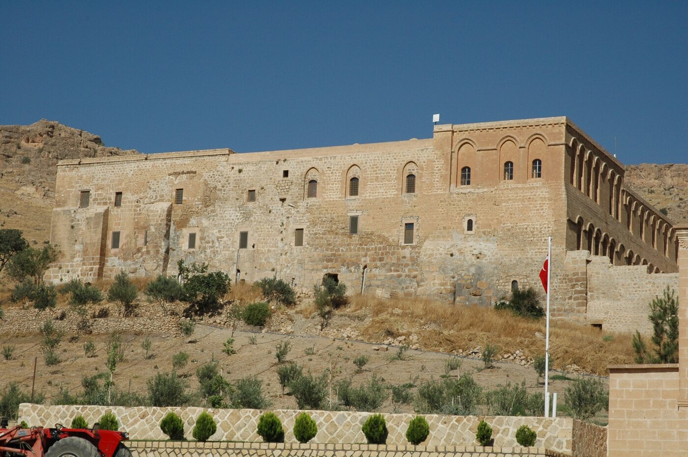 Deyrulzafaran Manastırı, Mardin — konaktan 15 dk araçla