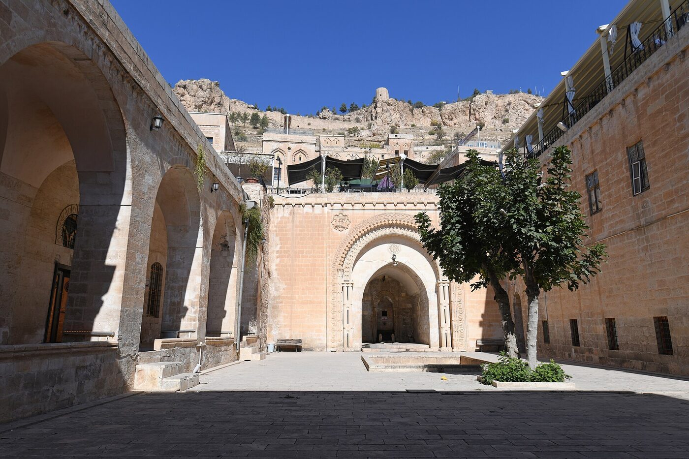 Şehidiye Medresesi ve Camii, Mardin — konaktan 7 dk yürüme